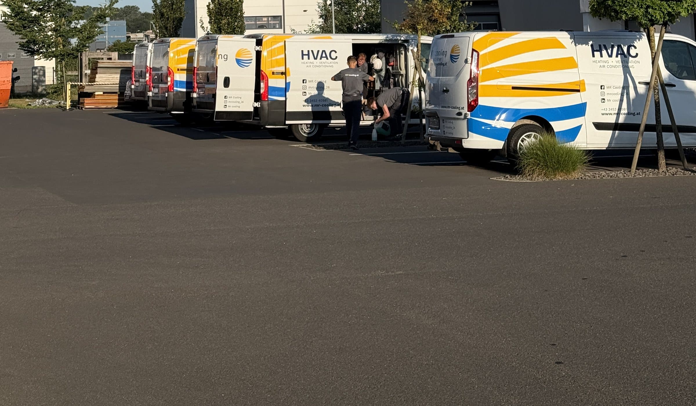 Der Fuhrpark von MR Cooling vor dem Firmenstandort in Obervogau