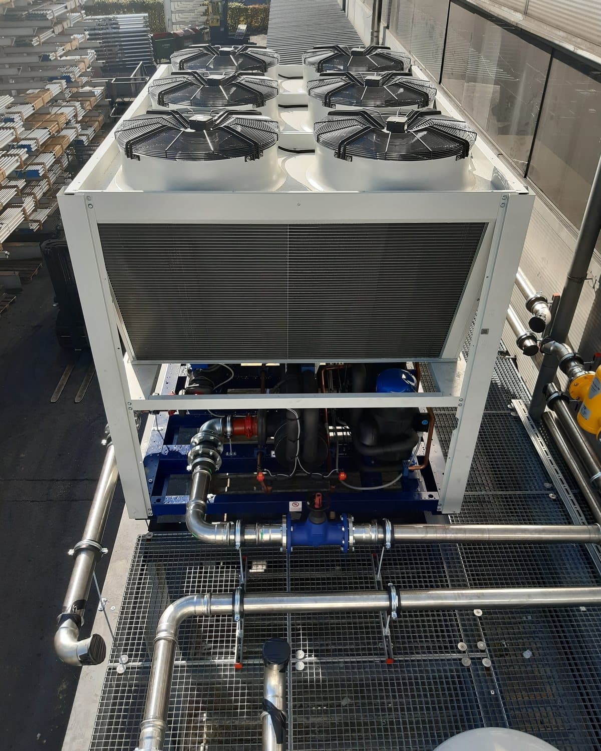 Von MR Cooling errichteter Kaltwassersatz mit Ventilatoren auf einem Gebäudedach