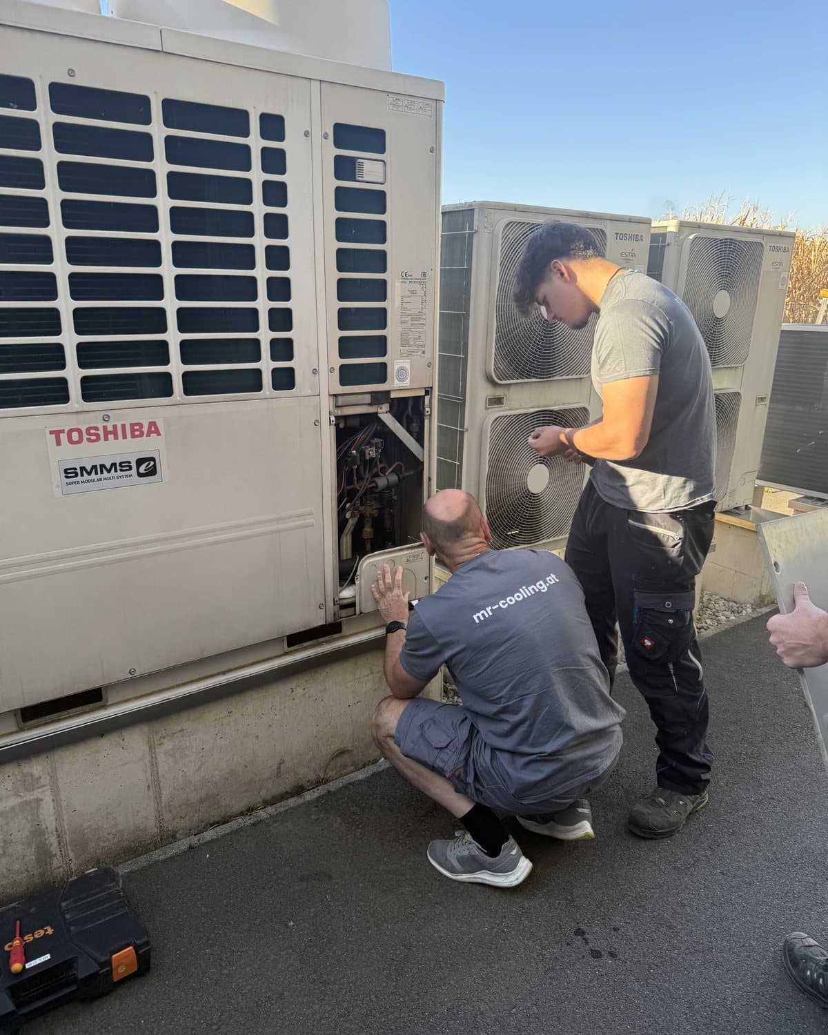 Techniker von MR Cooling bei der Wartung von Toshiba-Außengeräten einer Klimaanlage