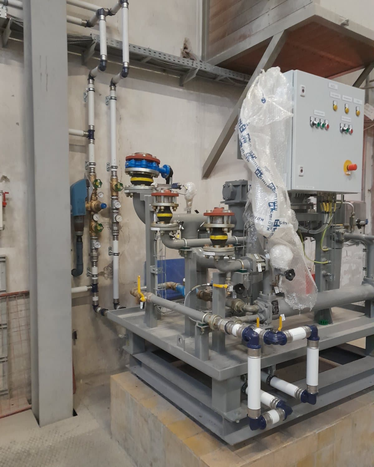 Von MR Cooling gebaute Pumpengruppe einer Prozesskühlanlage mit Verteiler und Schaltschrank