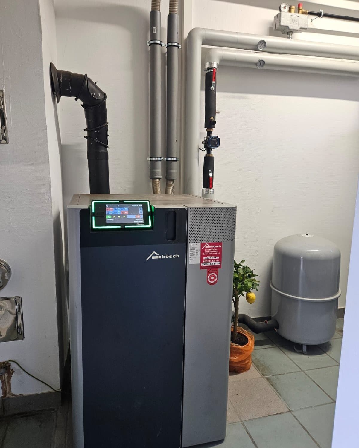 Von MR Cooling installierte Wärmepumpe mit Regelung im Technikraum eines Wohnhauses